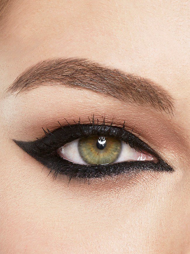 Exemplo de eyeliner all around wing com produtos maybelline