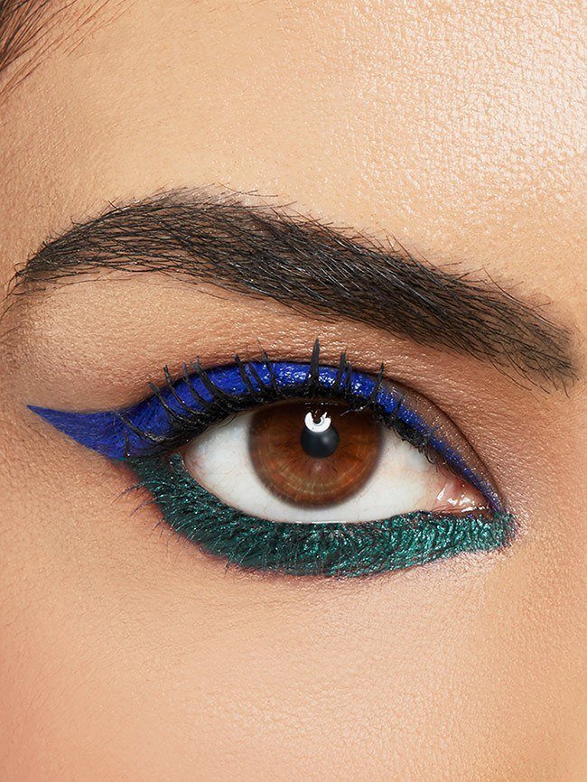 Olho com eyeliner em tons azul e verde metalizados