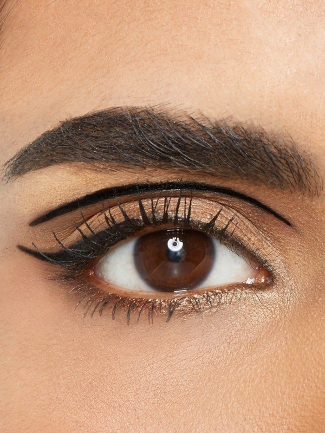 Olho de mulher com um estilo de maquilhagem floating crease