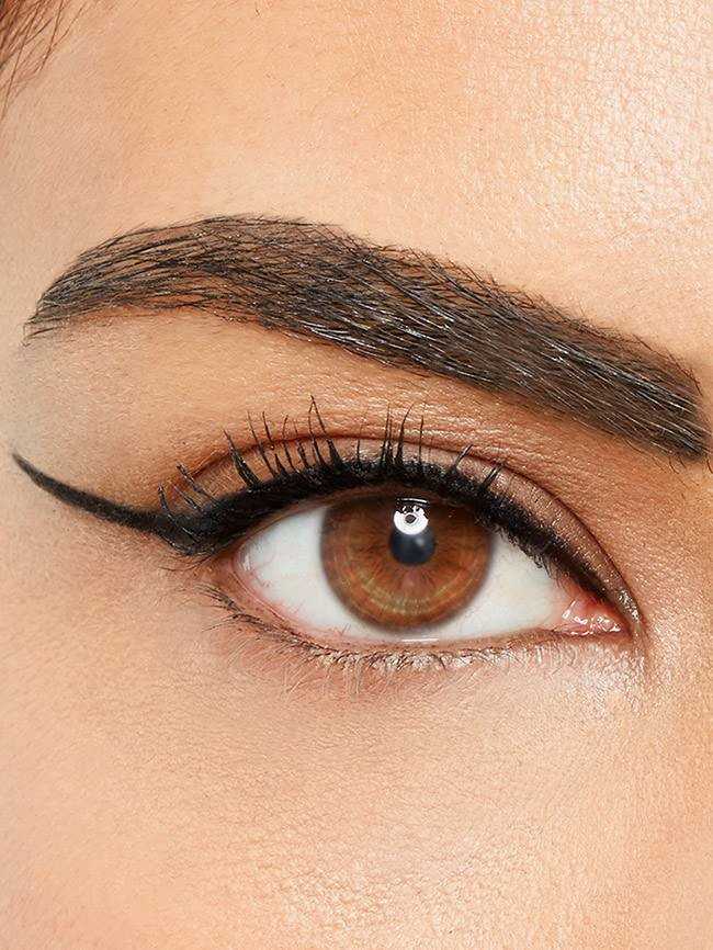 Exemplo de maquilhagem com eyeliner long line