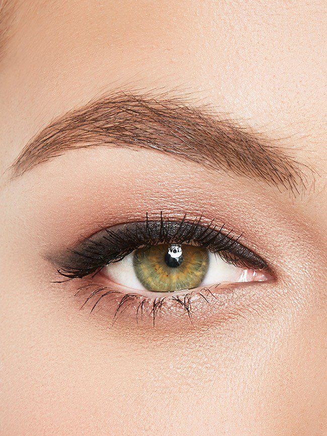 Olho de mulher com eyeliner natural preto