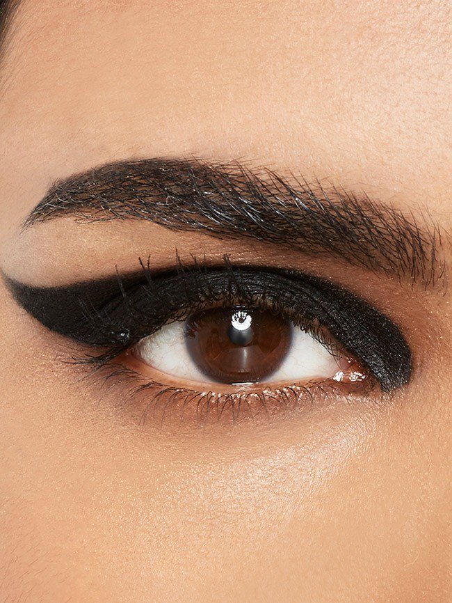 Exemplo de eyeliner thick wing com produtos maybelline