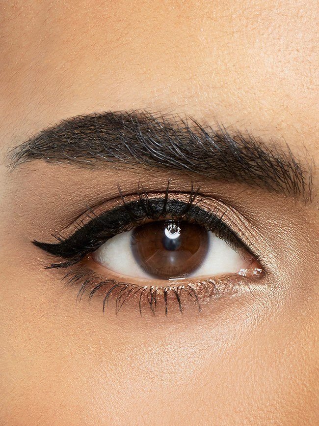 Olho de mulher com eyeliner estilo wing liner