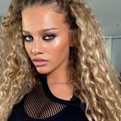Mulher a utilizar uma maquilhagem estilo barbiecore com produtos maybelline