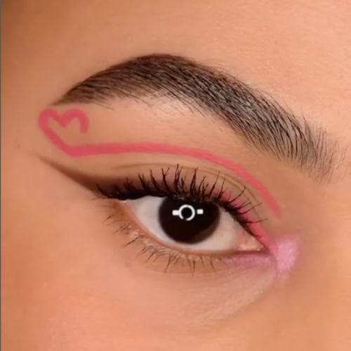 Olho com eyeliner inspirado na tendência barbiecore