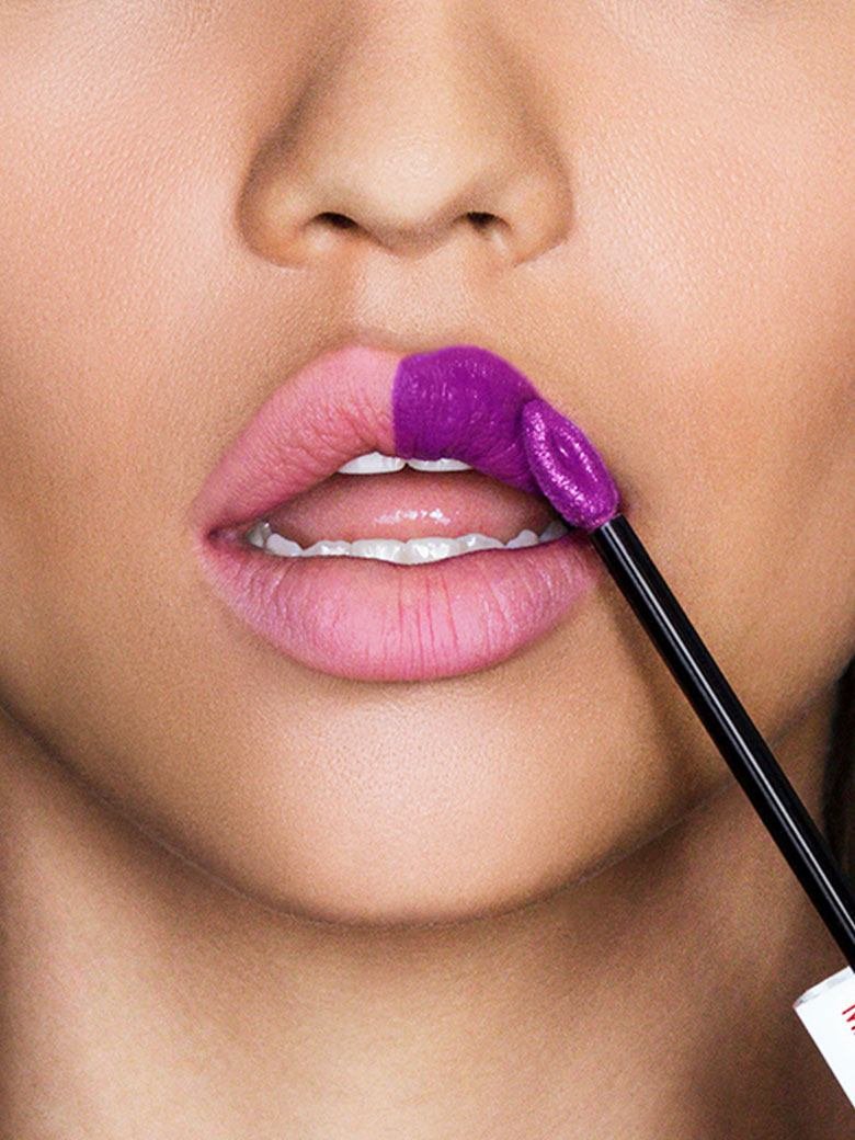 Mulher a aplicar o batom lipstick super stay em tom rosa da maybelline