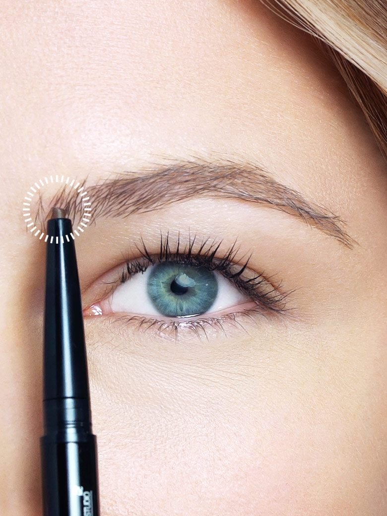 Exemplo prático de como utilizar o lápis da maybelline para modelar as sobrancelhas