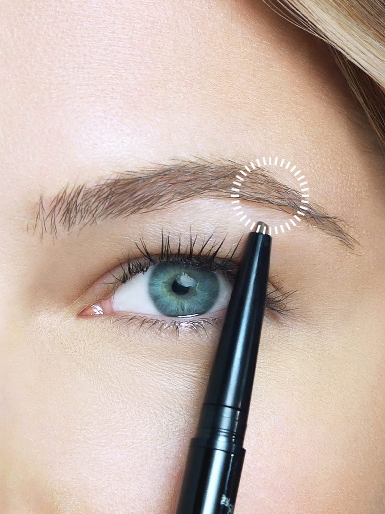 Mulher a utilizar o lápis para Modelar Sobrancelhas da Maybelline
