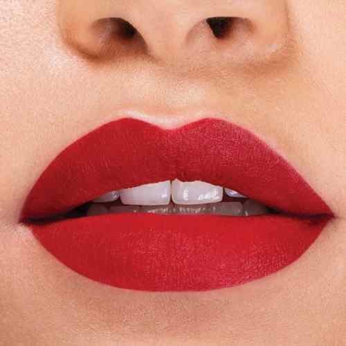 Lábios de mulher pintados com um batom vermelho da maybelline