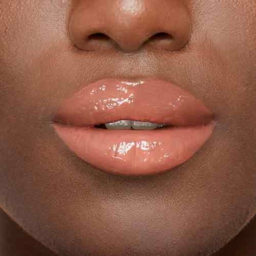 Lábios de mulher pintados com o batom nude vynil ink peachy da maybelline