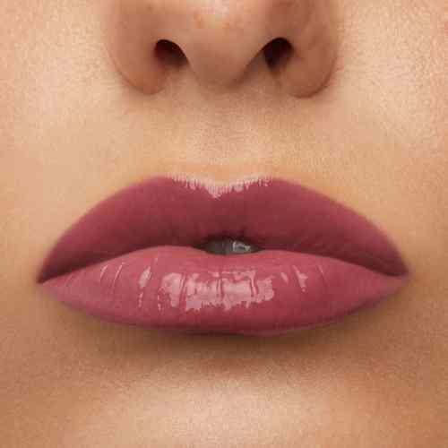 Lábios de mulher com batom vinil rosa da maybelline