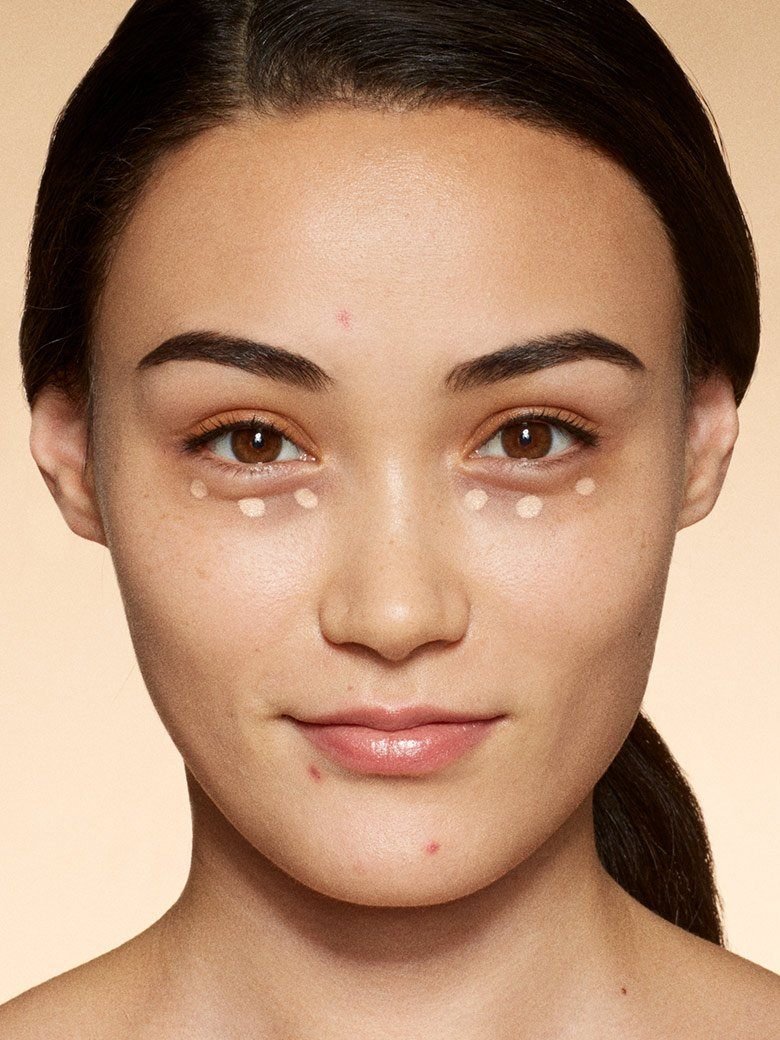 Rosto de mulher com corretor de olheiras fit me da maybelline