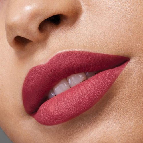 Lábios de mulher com batom rosa super stay matte da maybelline