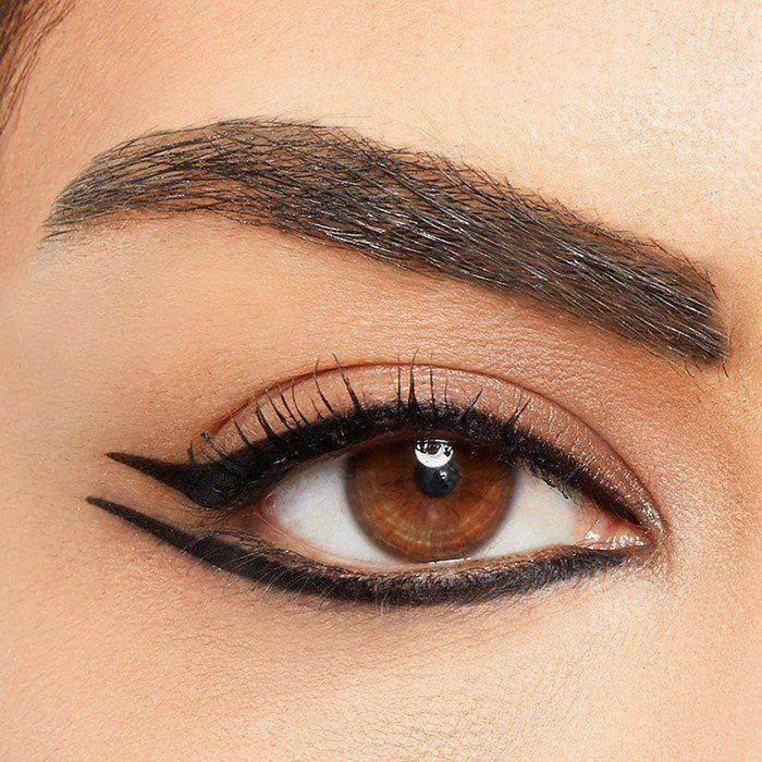 Olho maquilhado com um eyeliner estilo fishtail