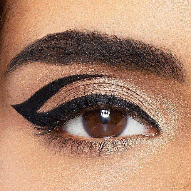 Exemplo de olho com eyeliner em estilo graphic arrow