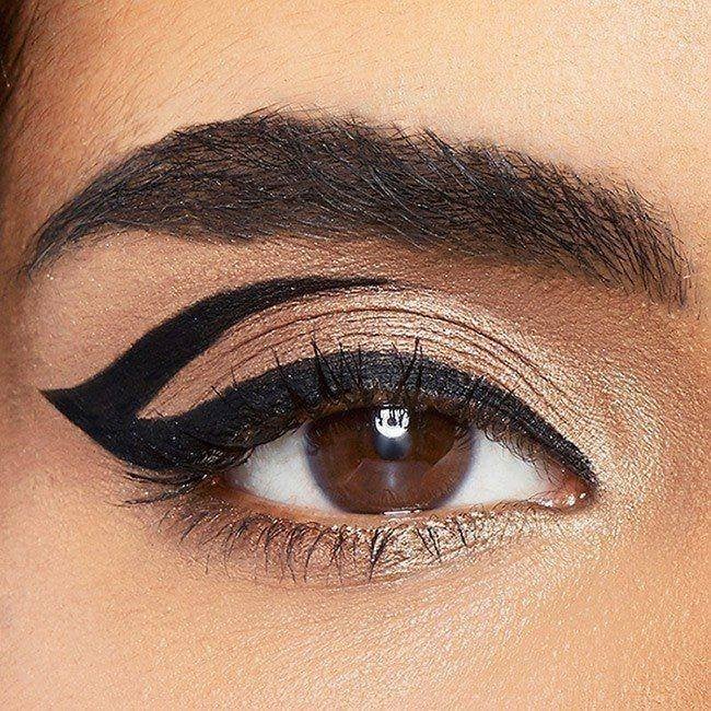 Exemplo de olho com eyeliner em estilo graphic arrow