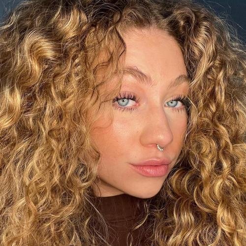 Rosto de mulher com uma maquilhagem simples e natural