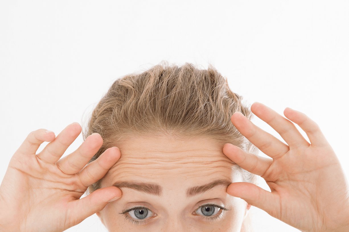 como disfarçar rugas na testa com maquiagem