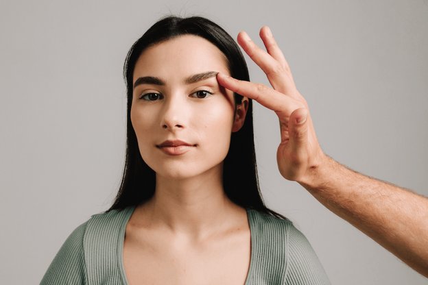 sobrancelha assimetrica